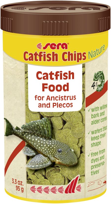Aquapet Sera Catfish Chips Nature 250ml can featuring a pleco fish and a bowl of fiber-rich, spirulina-enriched wafers designed for bottom-feeding fish