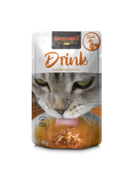 Aquapet Leonardo Drink Duck 40g pouch featuring a cat savoring a flavorful duck broth, designed to encourage hydration and support urinary health.