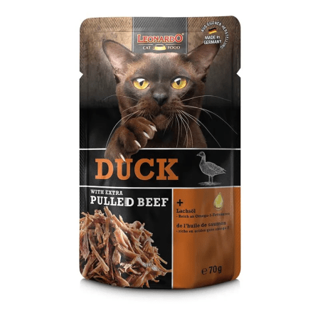 Aquapet Leonardo Duck with Extra Pulled Beef 70g pouch featuring a cat and a bowl of duck pâté with shredded beef, enriched with salmon oil for a glossy coat.