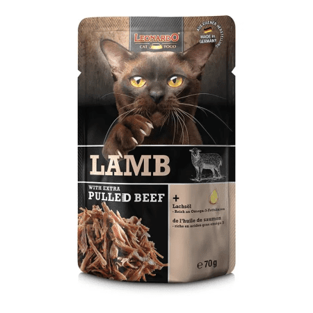 Aquapet Leonardo Lamb with Extra Pulled Beef 70g pouch featuring a tabby cat and a bowl of lamb pâté with shredded beef, enriched with salmon oil for a glossy coat